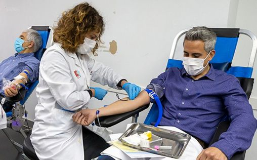 El consejero de Sanidad cántabro acude a donar sangre