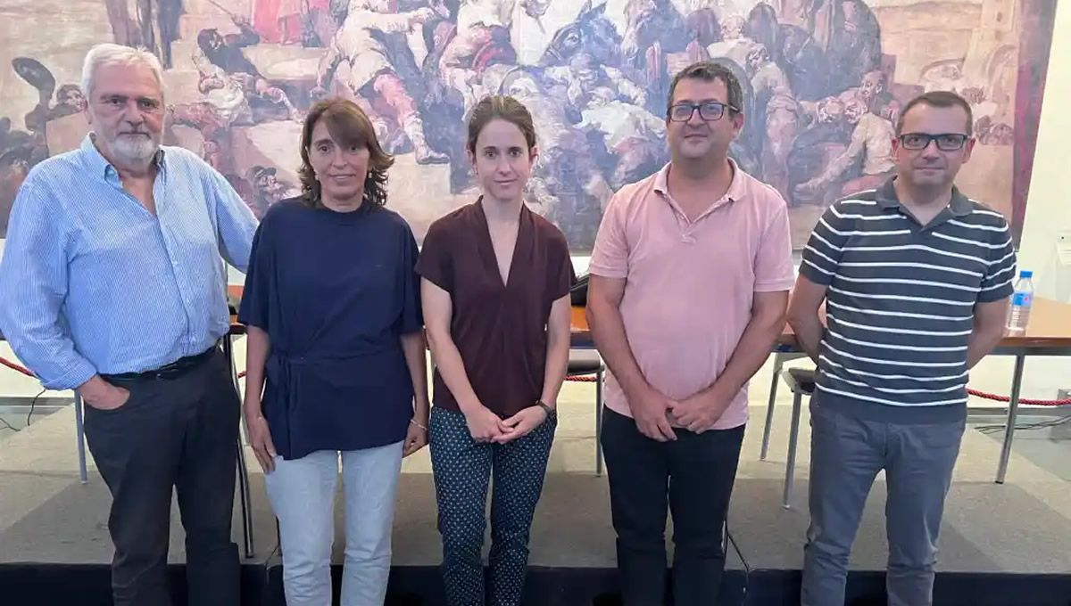 De izquierda a derecha, Ramon Cedó, Mili Voltes, Laura Galán, Ricard Parés y Gumersindo Villa, en Vic. (Foto: Consejo de Colegios Veterinarios de Cataluña)