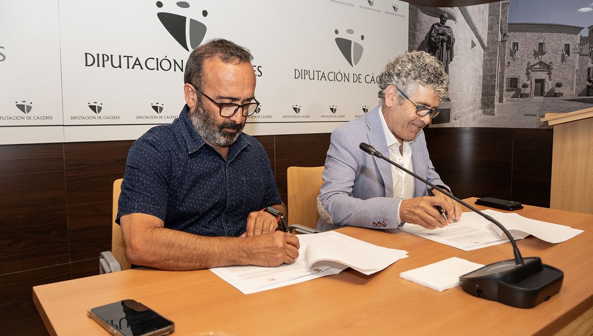 Firma del convenio de la Diputación y el Colegio de Veterinarios de Cáceres. (Foto: Colegio de Veterinarios de Cáceres)