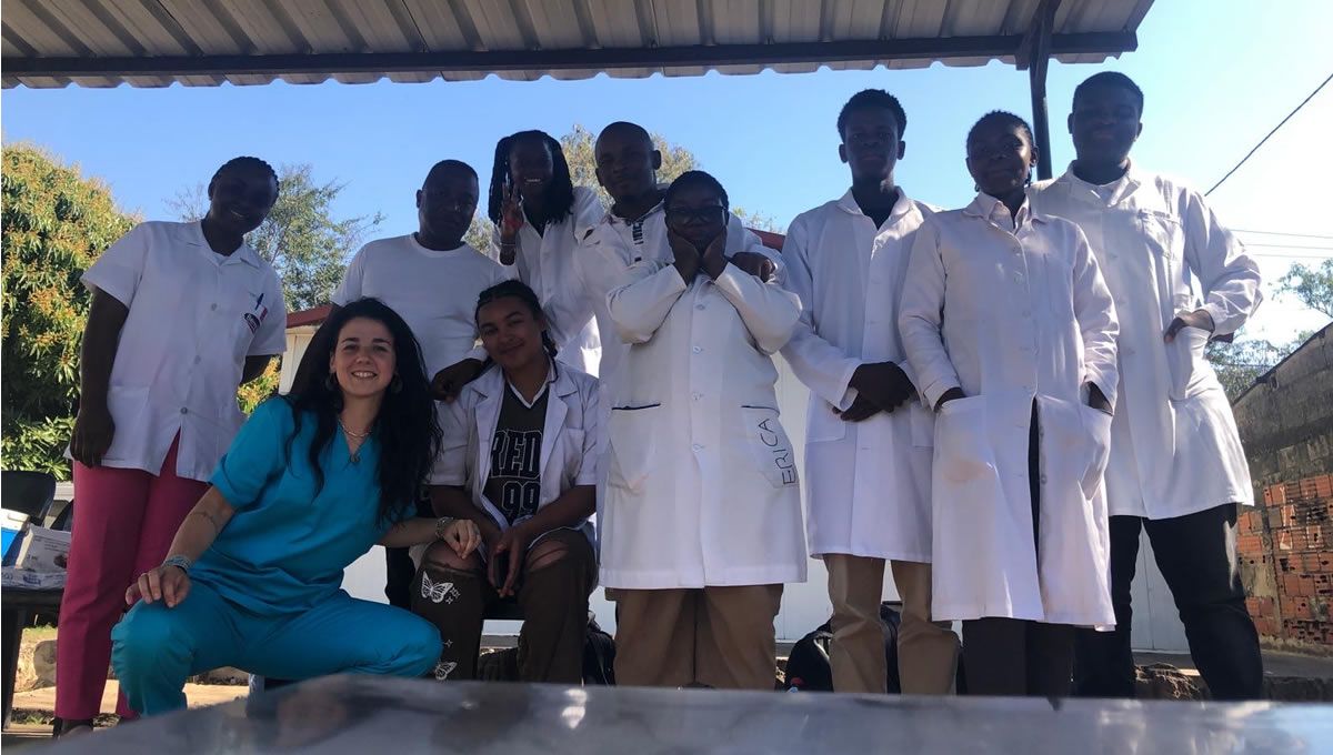 Eva Espés con el equipo veterinario del Hospital Escolar Veterinario de Maputo. (Foto: Cedida a Animalcare)