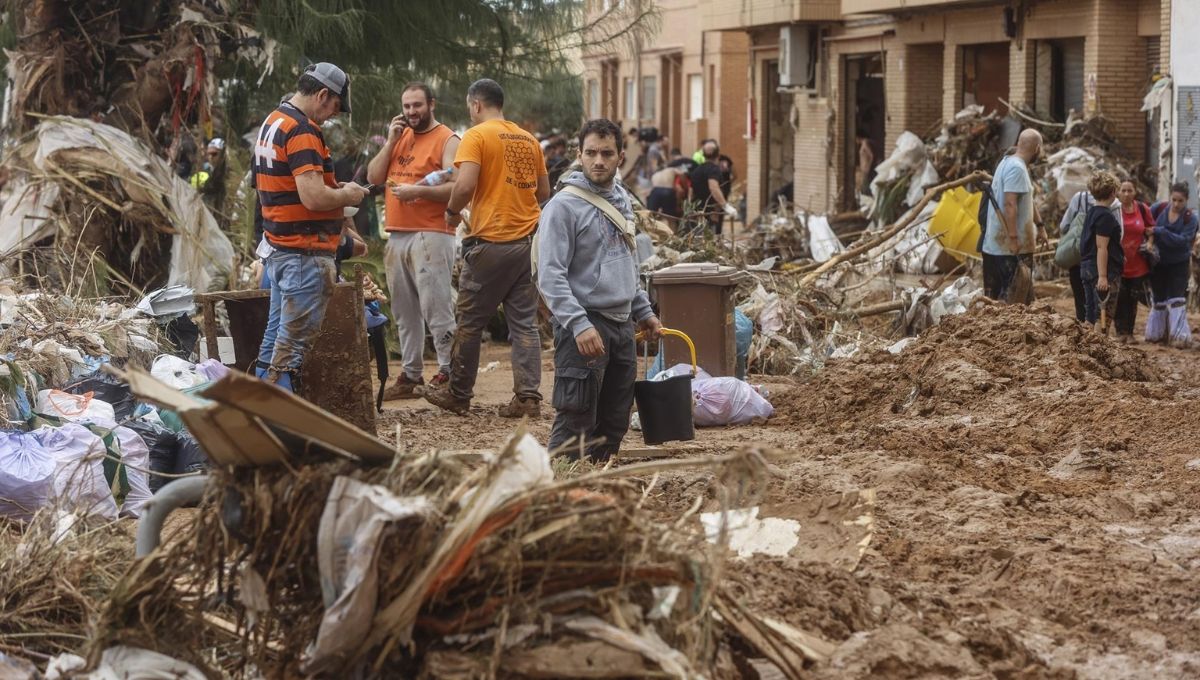 Varias personas limpian los estragos ocasionados por la DANA (Foto. Europapress)