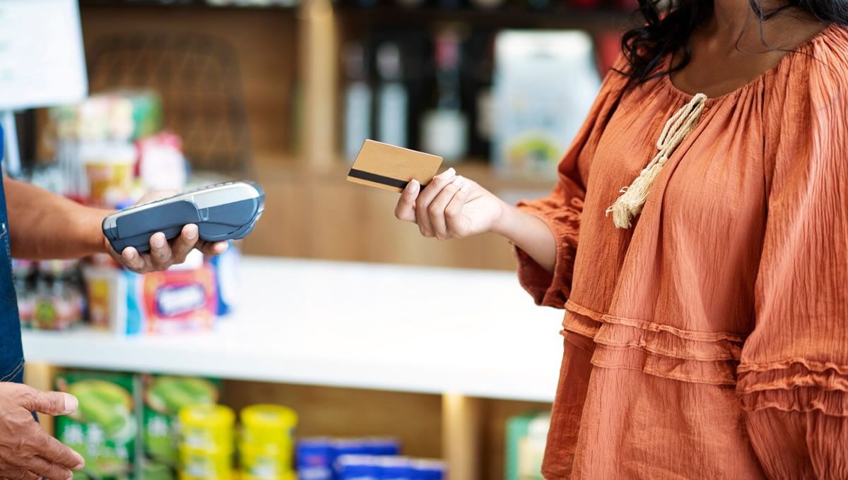 Persona comprando a pesar de la subida de los precios veterinarios. (Foto: Freepik)