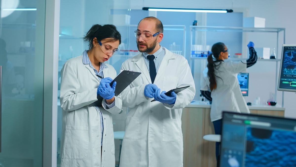 Investigadores en un laboratorio. (Foto: Freepik)