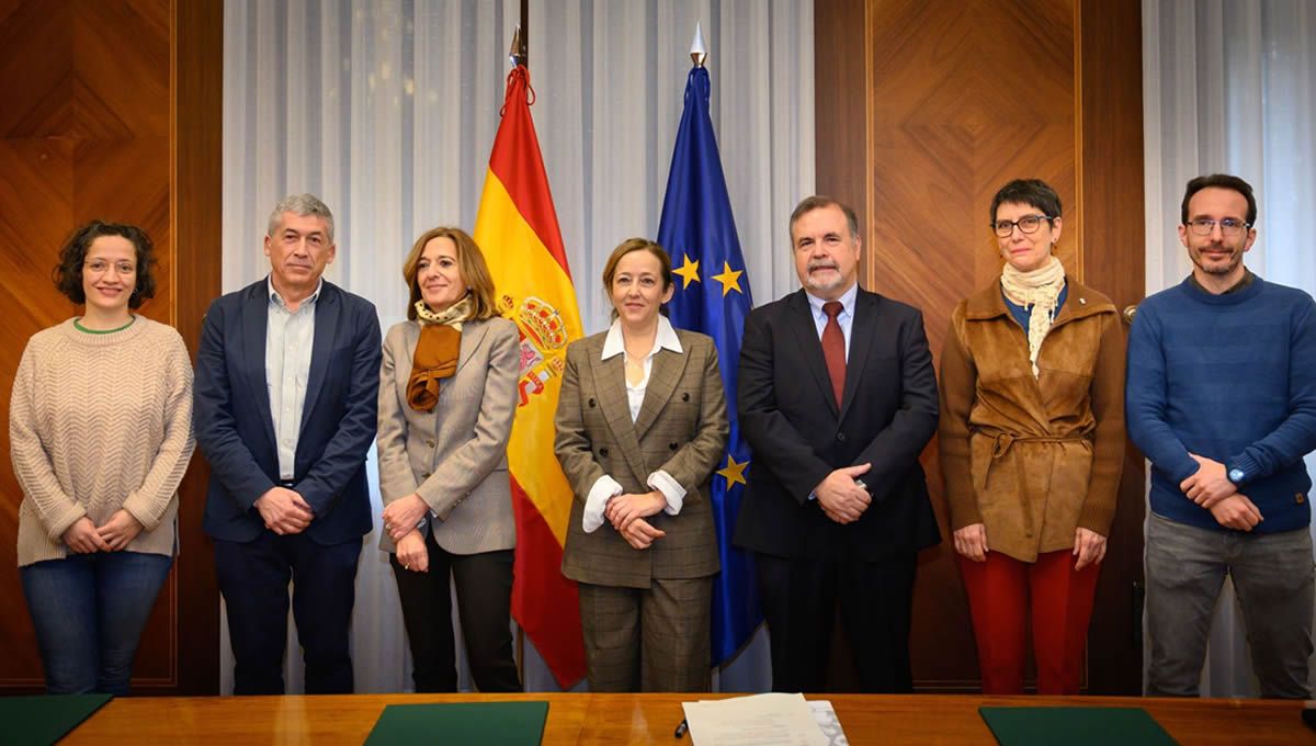 Miembros del CSIC y UNESPA junto a los investigadores. (Foto: Lorenzo Plana)