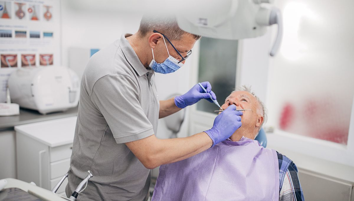 Paciente en una revisión dental para la detección de cáncer oral (Fuente: Canva)