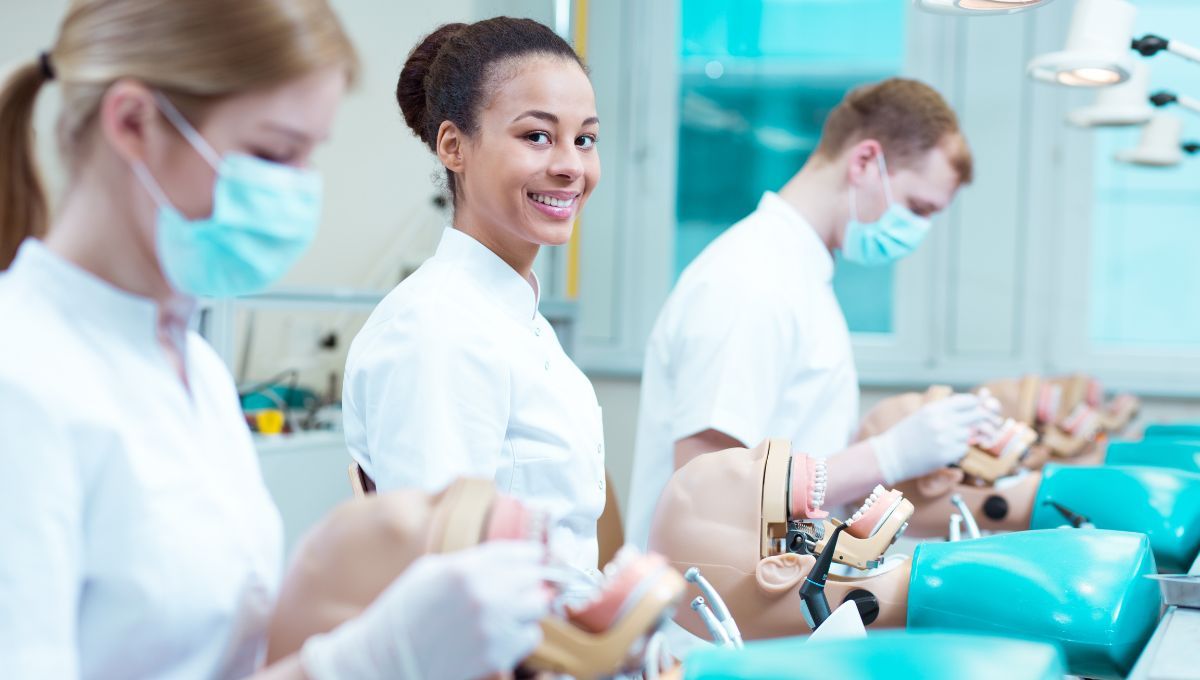 Estudiantes de odontología (Fuente Canva)