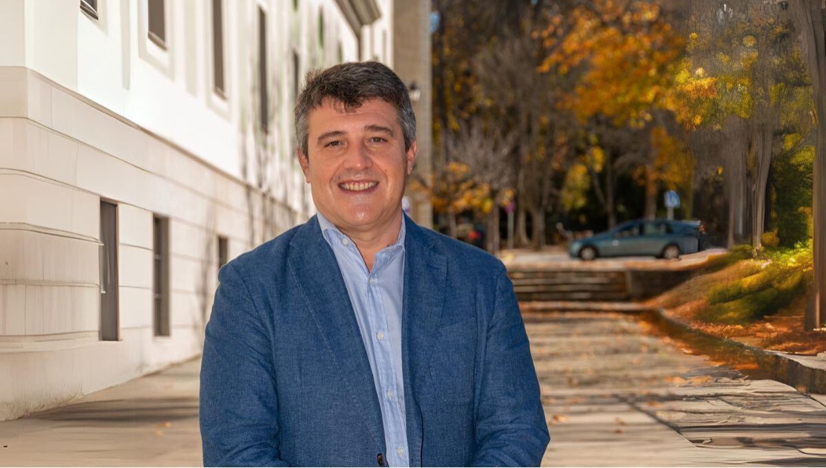 David Herrera, investigador principal de la UCM, explica los resultados del estudio europeo sobre hipersensibilidad dentinaria en Europa y su prevalencia en España (Foto cedida a Consalud)