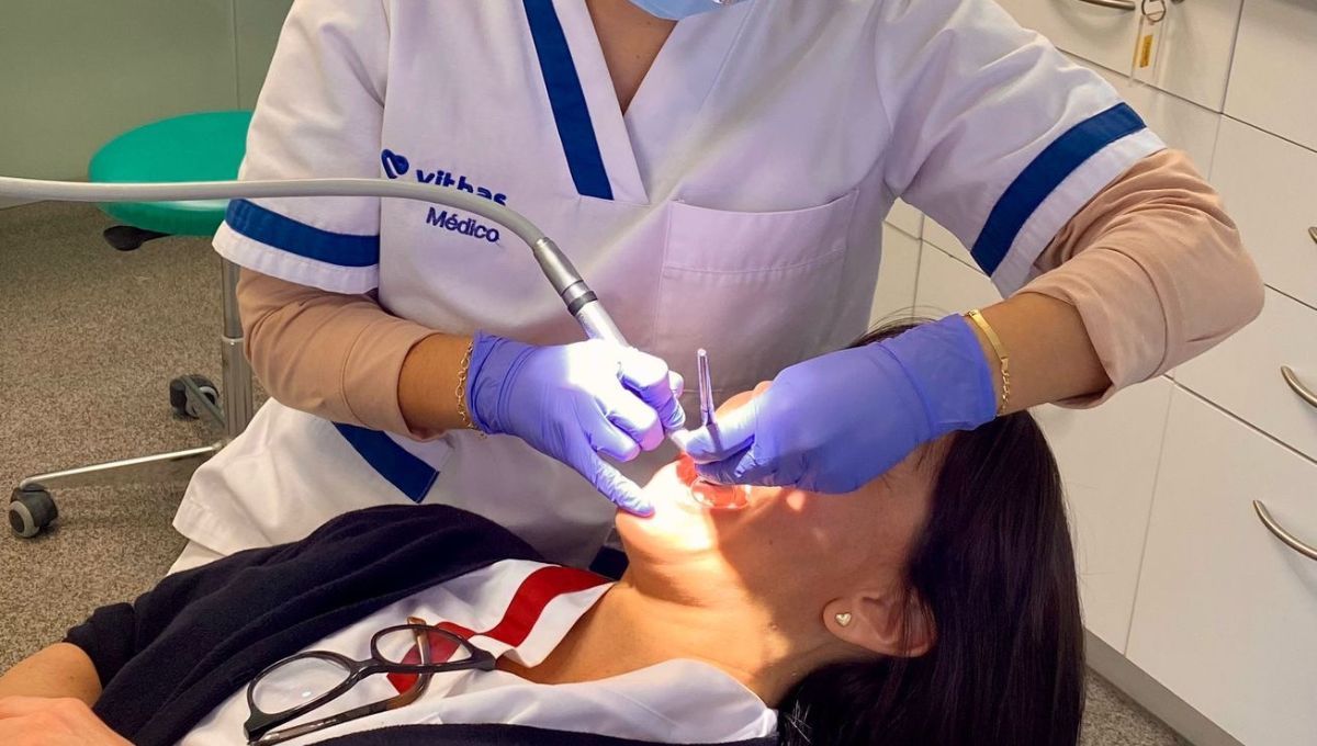 Una dentista revisa la oclusión dental de una paciente (Fuente Vithas)