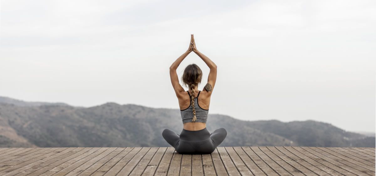 Cinco posturas básicas de yoga para principiantes
