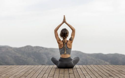 Cinco posturas básicas de yoga para principiantes