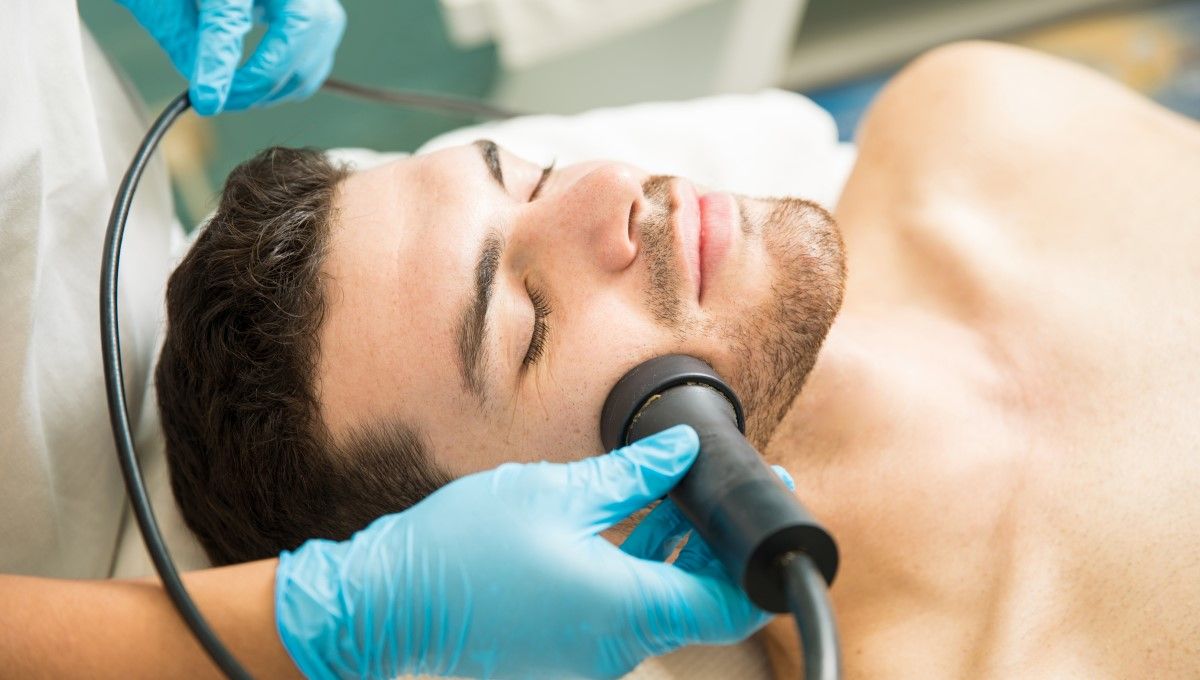 Tratamiento facial en el rostro de un hombre (Foto. Freepik)
