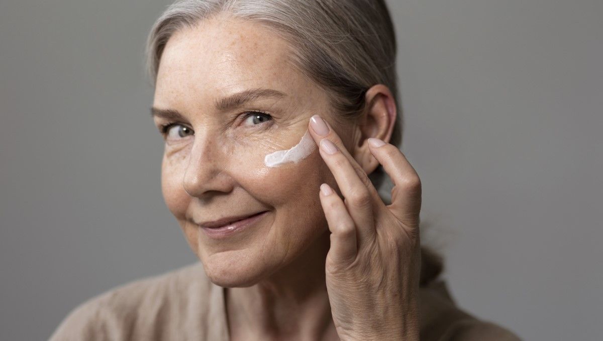 Mujer de piel madura usando una crema en su rostro (Foto. Freepik)
