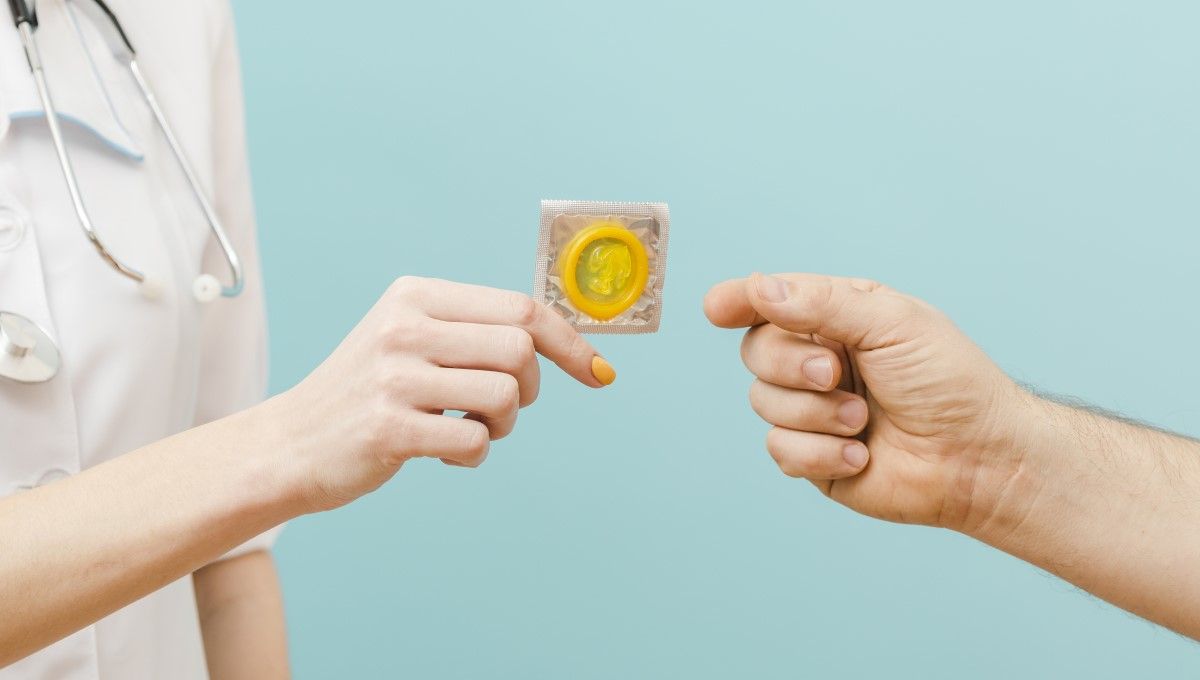 El preservativo es uno de los métodos de prevención contra algunas ITS (Foto. Freepik)