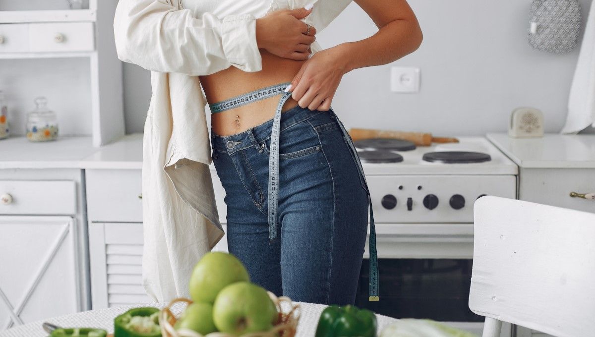 Mujer midiéndose la cintura tras seguir una dieta (Foto. Freepik)