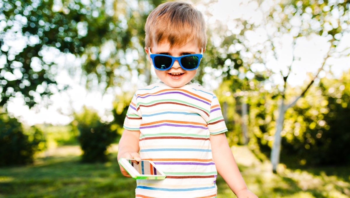 Niño pequeños con gafas de sol (Foto. Freepik)