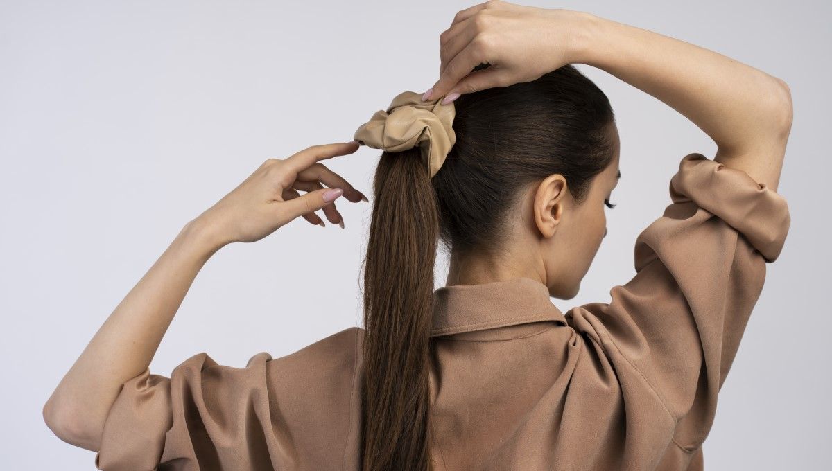 Mujer recogiendo su cabello (Foto. Freepik)