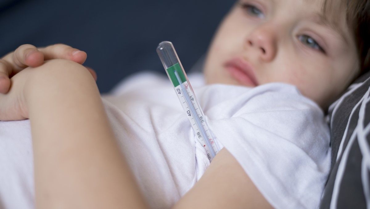 Niño con fiebre, motivo para acudir a Urgencias (Foto. Freepik)