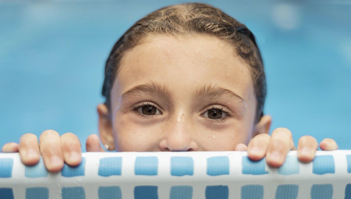 Niño agarrado al borde de una piscina (Foto. Freepik)