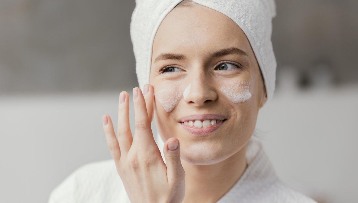 Mujer realizando la doble limpieza facial de noche (Foto. Freepik)