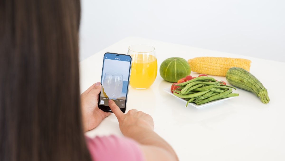 Mujer haciendo una foto a unos vegetales (Foto. Freepik)