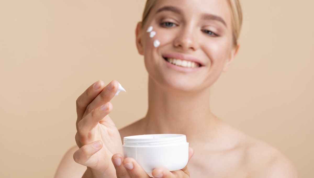 Mujer utilizando un  cosmético de genocosmética molecular (Foto. Freepik)