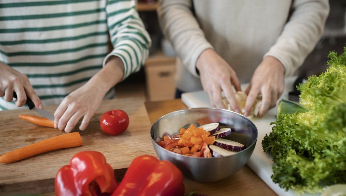 Dos personas cocinando con verduras (Foto. Freepik)