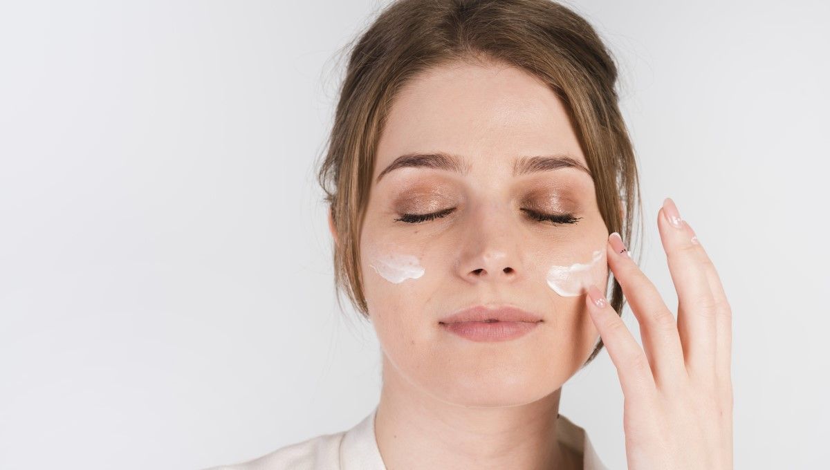 Mujer aplicando crema en su rostro (Foto. Freepik)