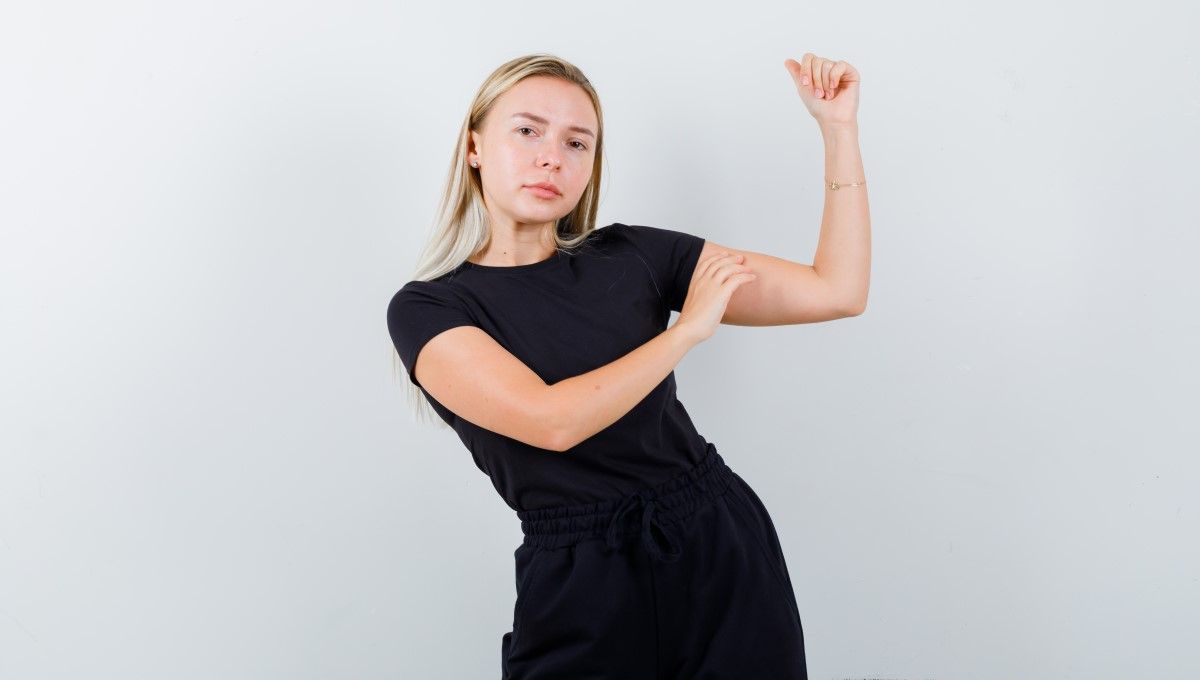 Mujer flexionando los brazos (Foto. Freepik)