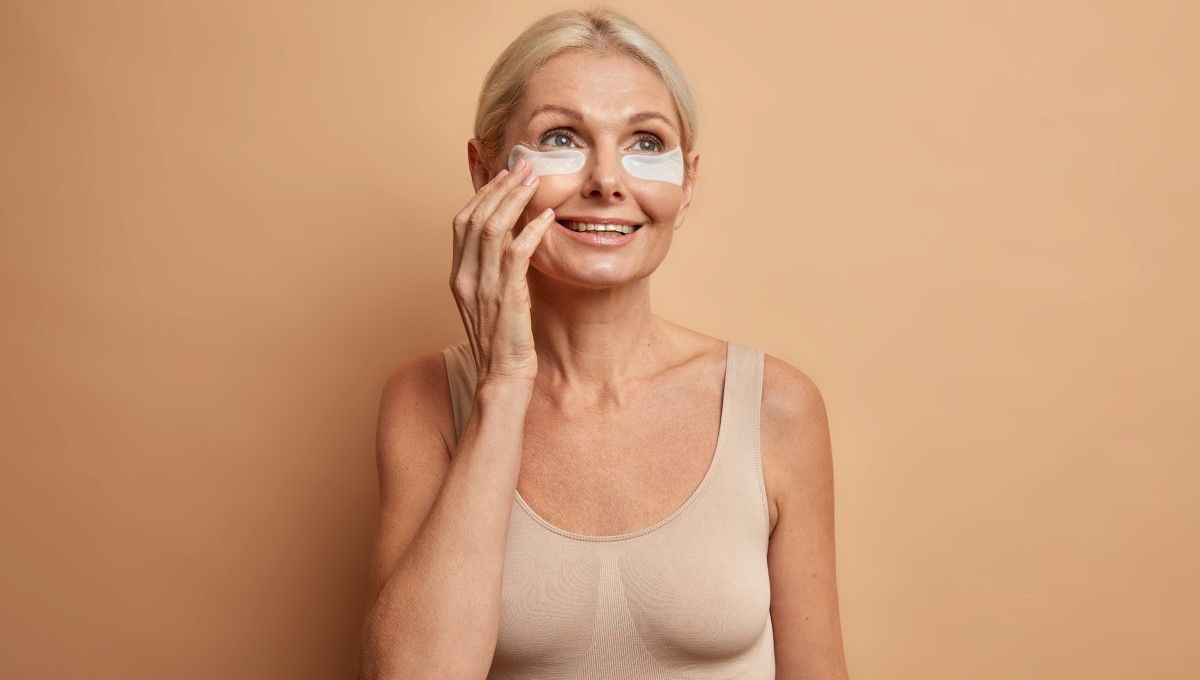 Mujer de mediana edad usando parches antiojeras (Foto. Freepik)