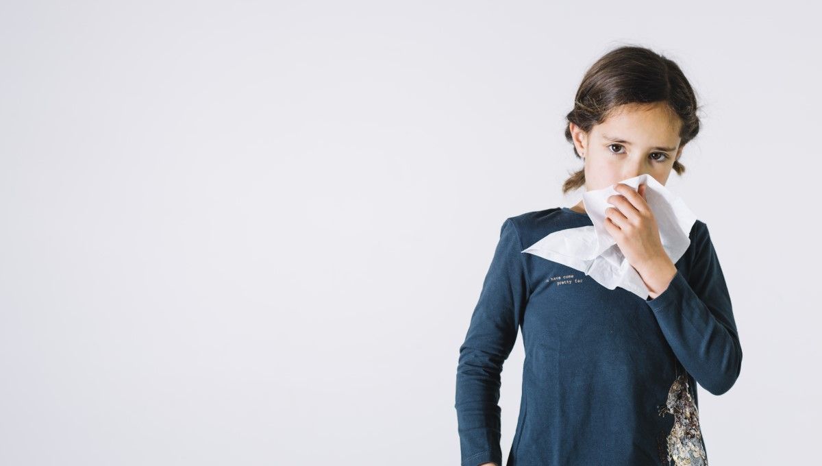 Niña con un pañuelo en su nariz (Foto. Freepik)