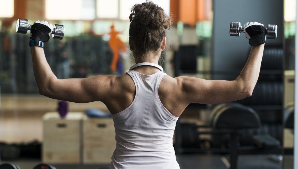 Mujer haciendo pesas en el gimnasio (Foto. Freepik)