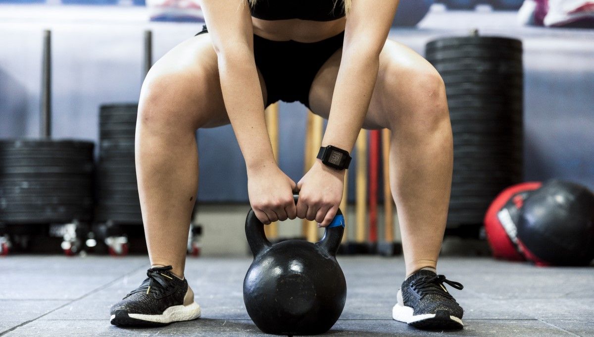 Mujer levantando una kettlebell (Foto. Freepik)