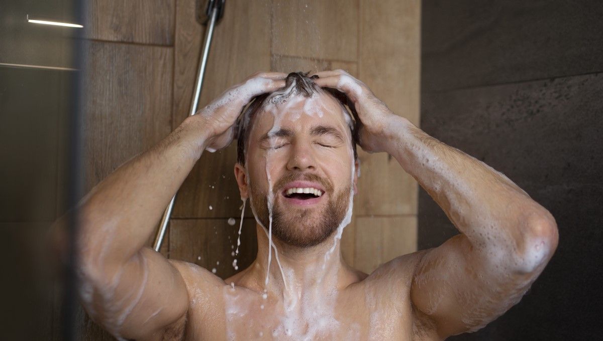 Hombre lavando su cabello en la ducha (Foto. Freepik)