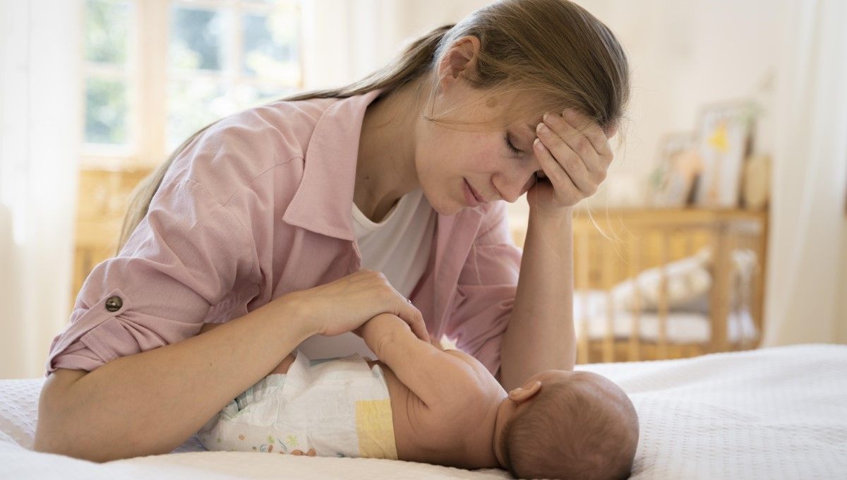 Madre estresada con su bebé (Foto. Freepik)