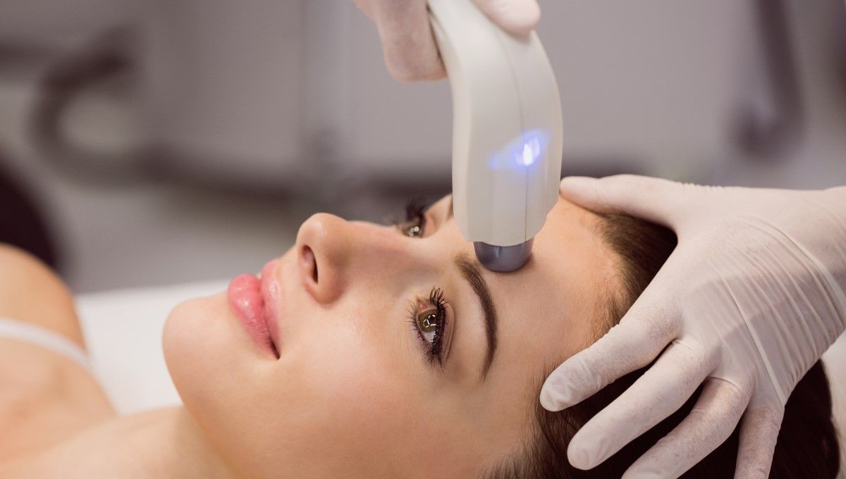 Tratamiento facial en el rostro de una mujer (Foto. Freepik)