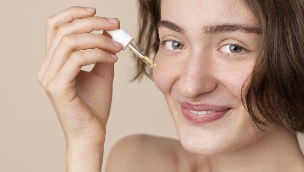 Mujer aplicando un retinol en su rostro (Foto. Freepik)