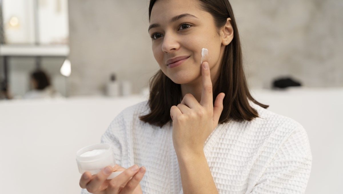 Mujer aplicando una crema en su tez (Foto. Freepik)