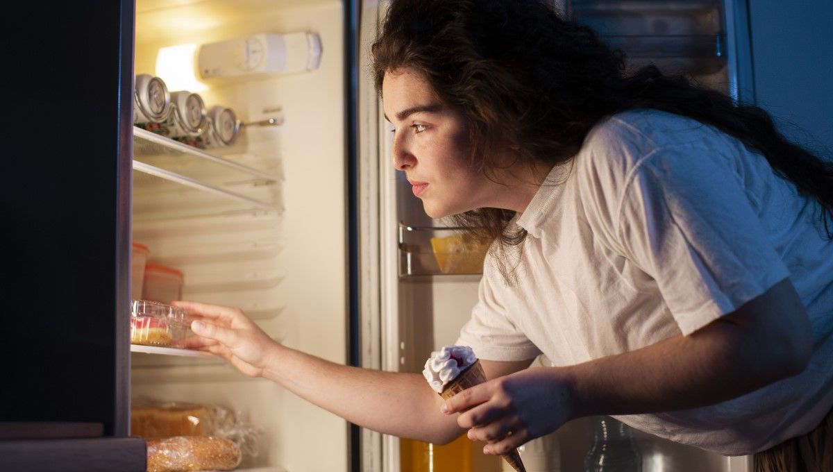 Mujer revisando la nevera por la noche (Foto. Freepik)