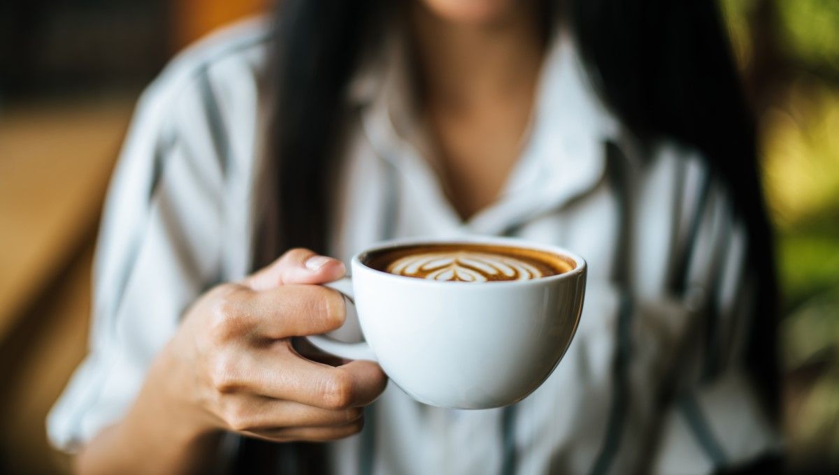 Mujer sosteniendo una taza de café (Foto. Freepik)