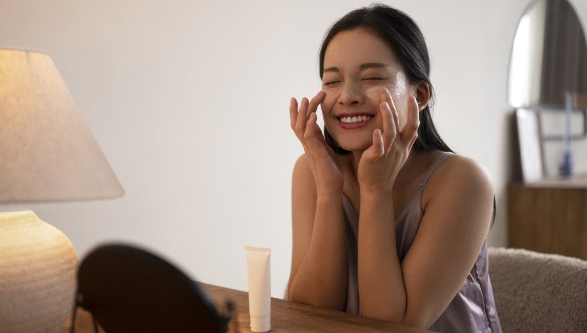 Mujer aplicando una crema en su rostro (Foto. Freepik)