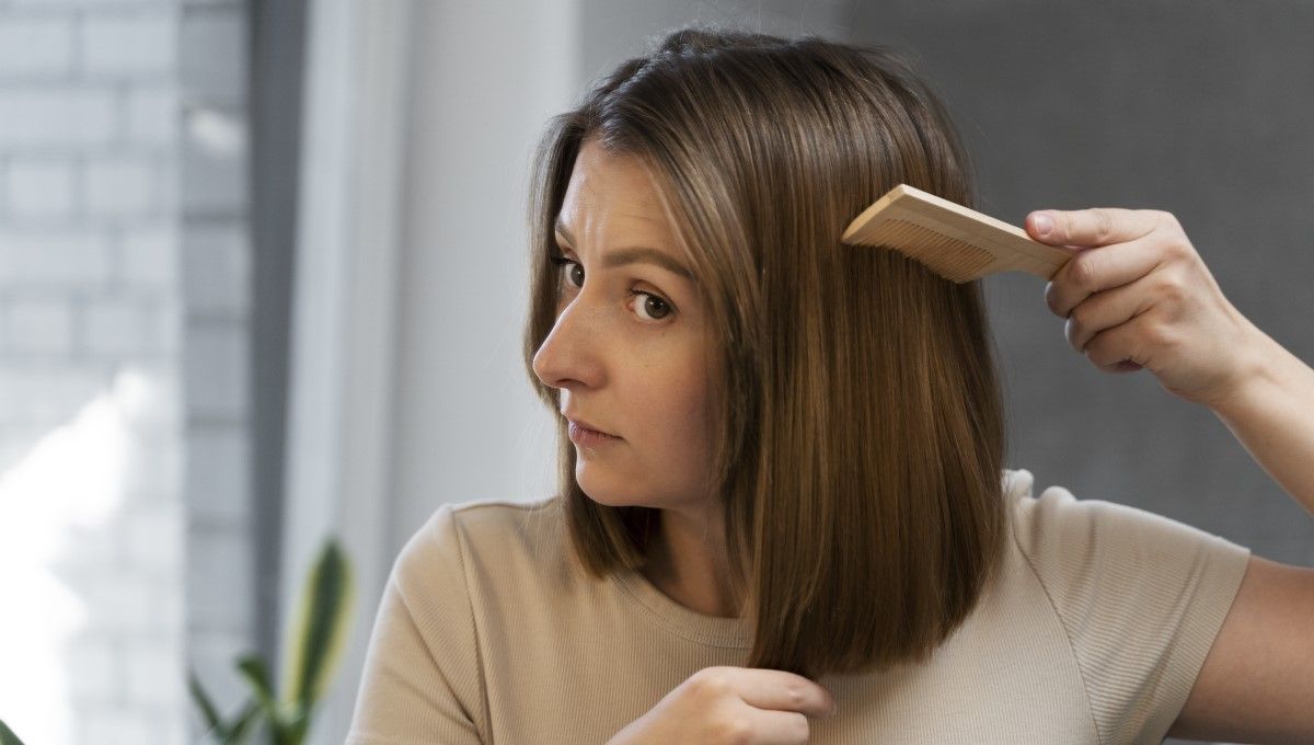 Mujer peinando su cabello liso (Foto. Freepik)