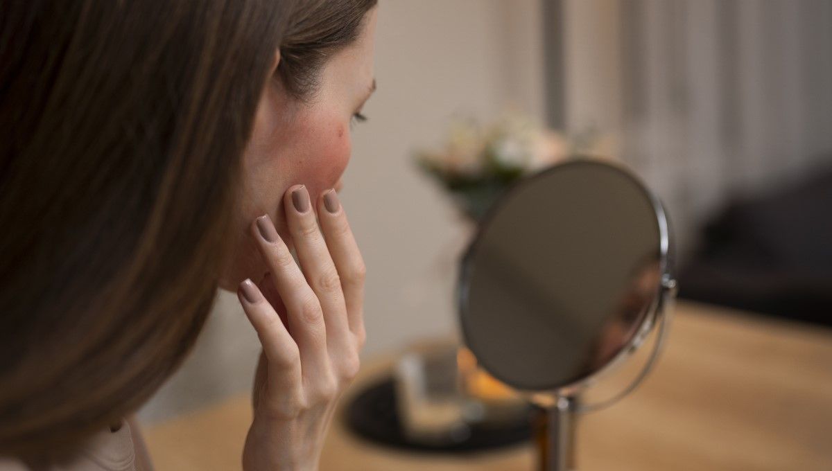 Mujer observando su piel irritada (Foto. Freepik)