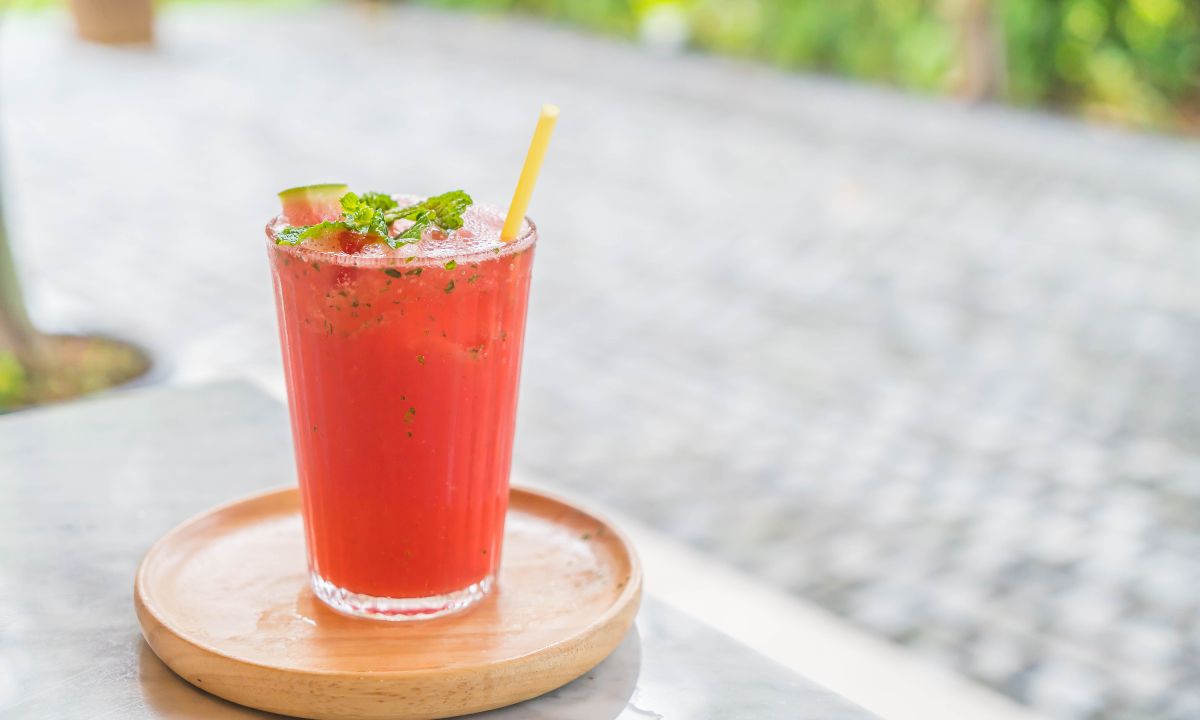 Batido rojo para prolongar el bronceado de la piel (Foto. Freepik)