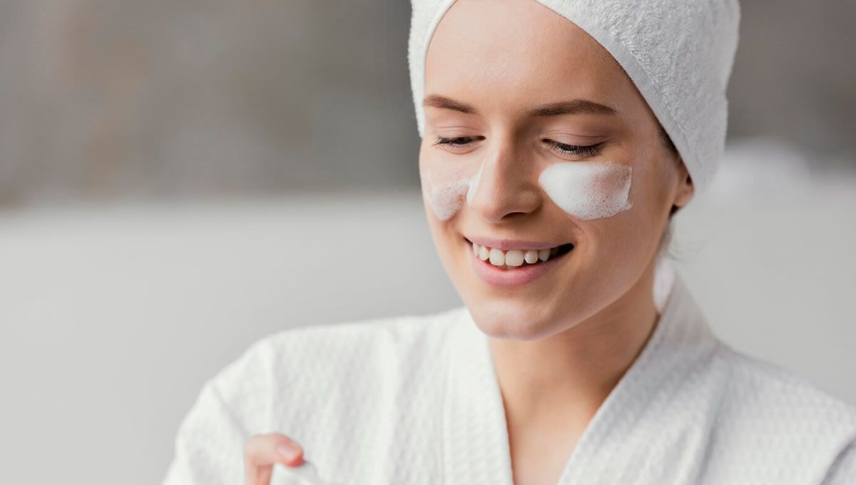 Mujer haciéndose limpieza facial con estos consejos. (Foto: Freepik)