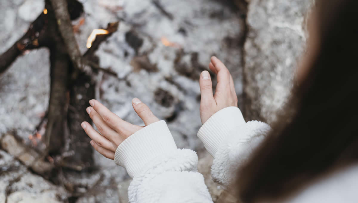 El fenómeno de Raynaud puede causar entumecimiento y dedos pálidos (Foto. Freepik)