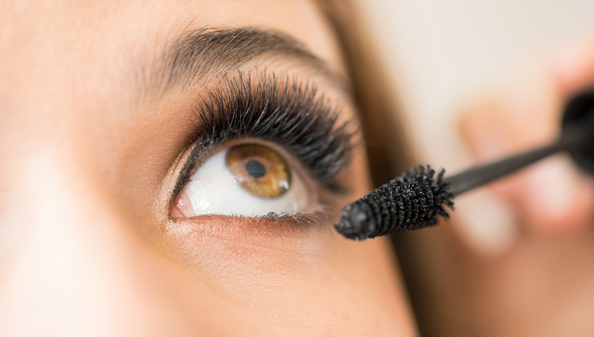 Las cejas y las pestañas también se caen más en otoño (Foto. Canva)