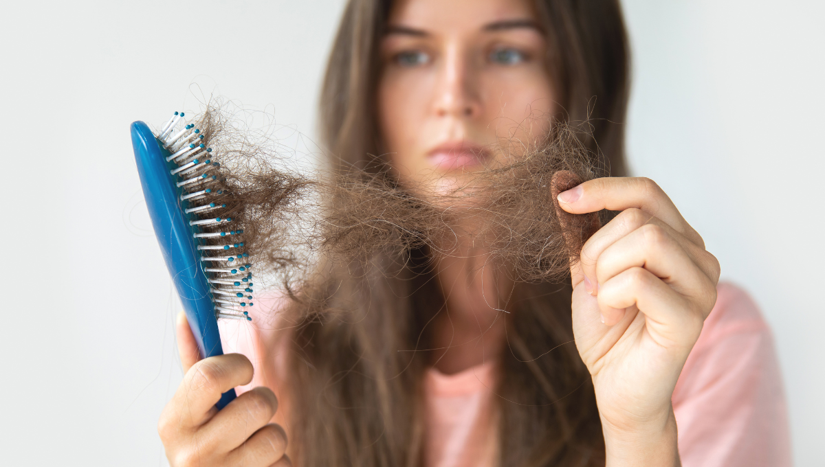 La caída estacional de cabello no es motivo de alarma (Foto. Canva)