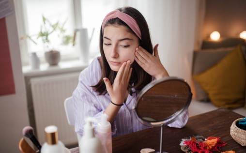 Doble limpieza, protección solar y antioxidantes: La rutina facial esencial según la Dra. Fabero