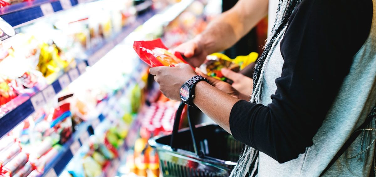 Una persona haciendo la compra en el supermercado. (Rawpixel)