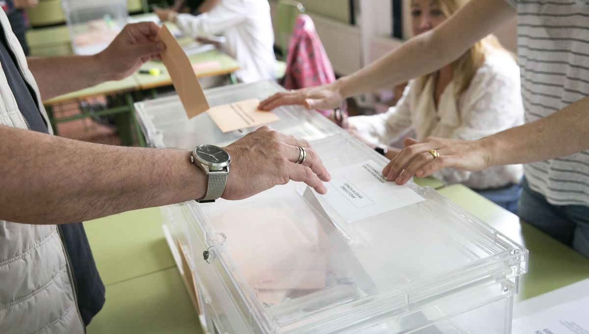 Persona ejerciendo su derecho al voto en la capital navarra (FOTO: Ayuntamiento de Pamplona)